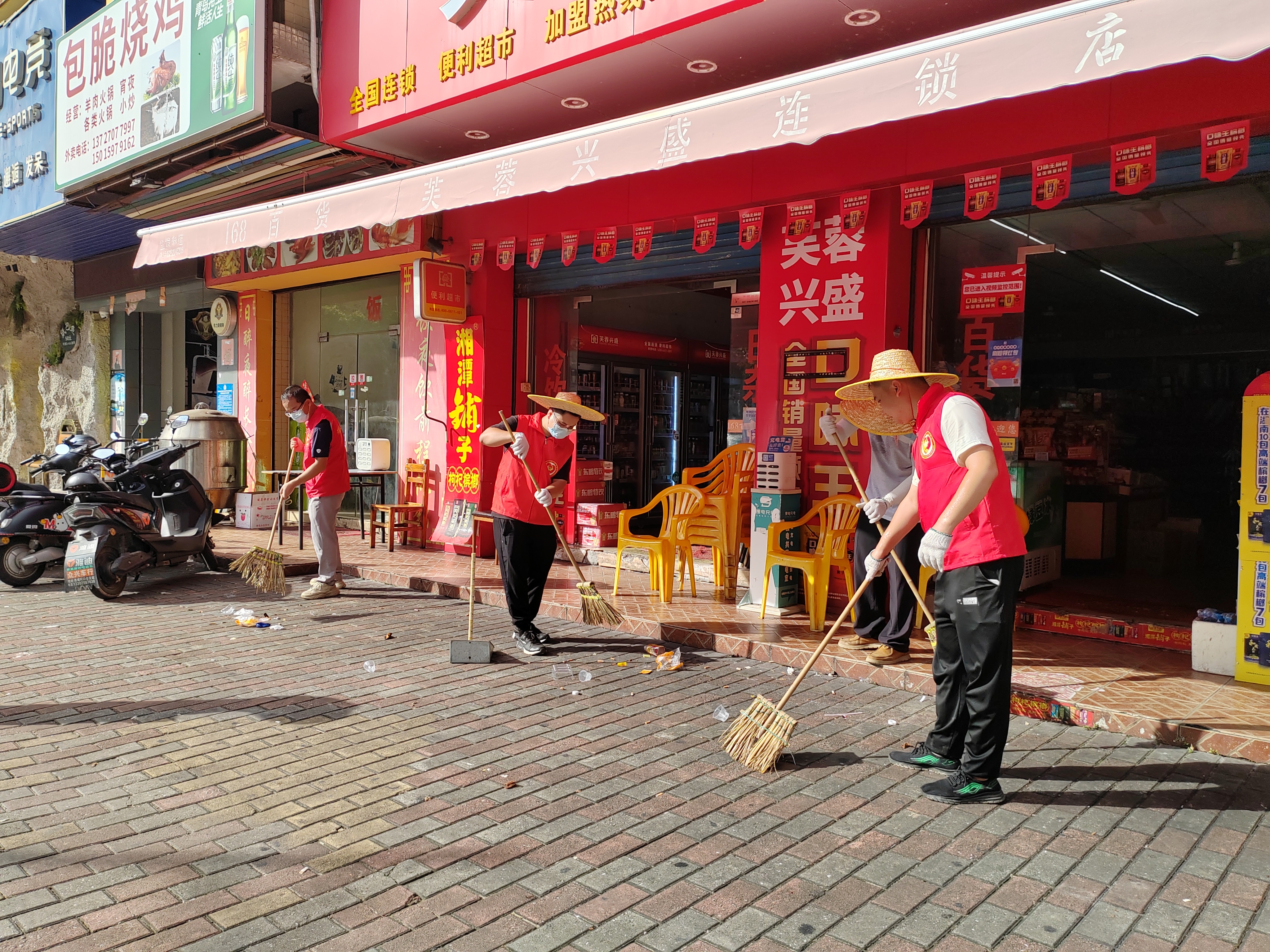 新青科技工業(yè)園開啟創(chuàng)文衛(wèi)生整治志愿活動1.jpg