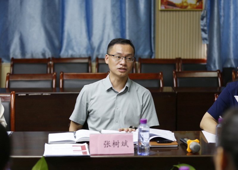 7月8日，斗門區(qū)教育系統(tǒng)在區(qū)城南學(xué)校舉辦落實市未成年人身心健康成長行動計劃“火炬點燃行動”首場座談會，對市成長行動計劃進行宣講，征集全區(qū)相關(guān)學(xué)校心理教師的意見和建議，為全面加強我區(qū)未成年人身心健康成長貢獻智慧。斗門區(qū)委常委、區(qū)委統(tǒng)戰(zhàn)部部長陳萍，斗門教育黨工委委員、區(qū)教育局副局長張樹斌出席會議并講話。白藤街道教育黨總支書記丘慶城，白藤街道公共服務(wù)辦副主任樂倩，全區(qū)相關(guān)學(xué)校心理教師以及城南學(xué)校校級領(lǐng)_調(diào)整大小.jpg