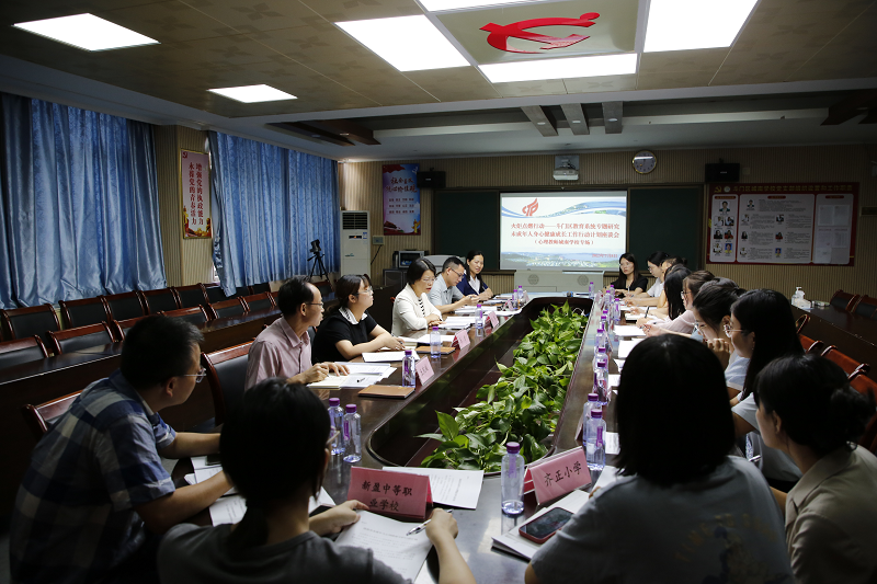 7月8日，斗門區(qū)教育系統(tǒng)在區(qū)城南學(xué)校舉辦落實市未成年人身心健康成長行動計劃“火炬點燃行動”首場座談會，對市成長行動計劃進行宣講，征集全區(qū)相關(guān)學(xué)校心理教師的意見和建議，為全面加強我區(qū)未成年人身心健康成長貢獻智慧。斗門區(qū)委常委、區(qū)委統(tǒng)戰(zhàn)部部長陳萍，斗門教育黨工委委員、區(qū)教育局副局長張樹斌出席會議并講話。白藤街道教育黨總支書記丘慶城，白藤街道公共服務(wù)辦副主任樂倩，全區(qū)相關(guān)學(xué)校心理教師以及城南學(xué)校校級領(lǐng)導(dǎo)共20多人參加.png