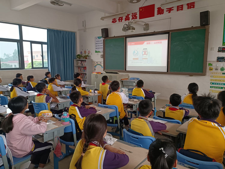 根據(jù)《珠海市教育局關(guān)于開展2023年“憲法宣傳周”暨“憲法進(jìn)校園”主題活動的通知》文件精神，小濠涌小學(xué)在12月1日至7日期間，開展“憲法宣傳周”宣傳教育系列活動。1.jpeg