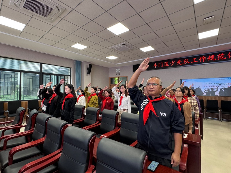 參訓(xùn)人員佩戴紅領(lǐng)巾，敬隊(duì)禮_調(diào)整大小.jpg
