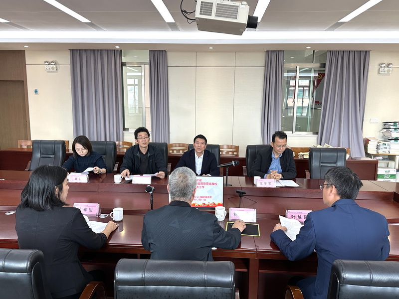 和風中學廖德烜副校長對和風中學體育教師團隊及體育課程設(shè)置進行介紹_調(diào)整大小.jpg