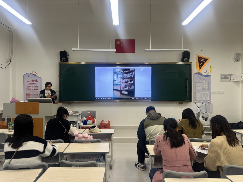 2教師、家長評委團隊進行“最美家庭書屋”評選_調(diào)整大小.jpg