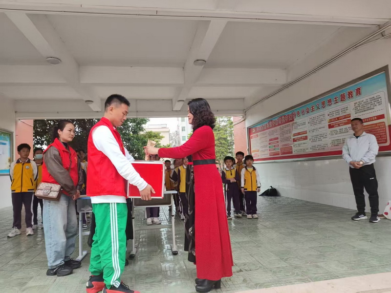 以實(shí)際行動踐行雷鋒精神——2024學(xué)年第二學(xué)期新青小學(xué)學(xué)雷鋒主題活動 (6)_調(diào)整大小.jpg